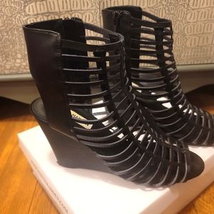 Steven Madden Traped Black Wedge